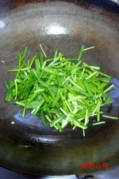 韭菜炒面条鱼的做法