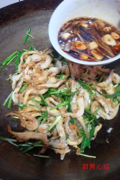 韭菜炒面条鱼的做法