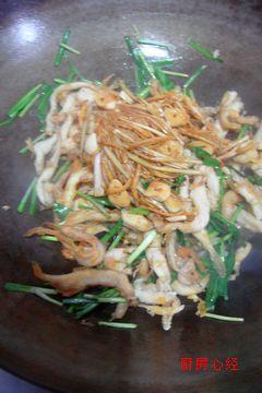 韭菜炒面条鱼的做法