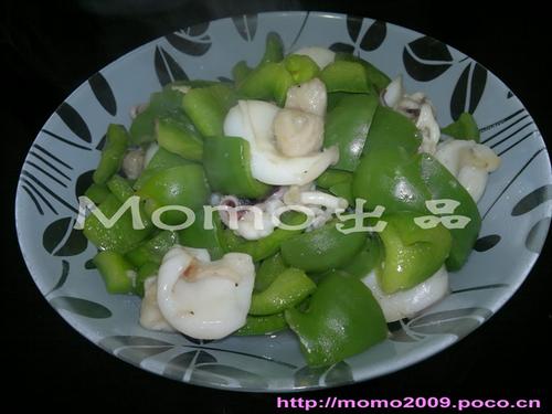 龙利鱼粒墨鱼仔炒青椒的做法