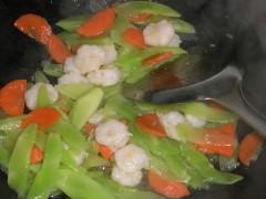 虾仁炒莴苣胡萝卜的做法