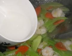 虾仁炒莴苣胡萝卜的做法