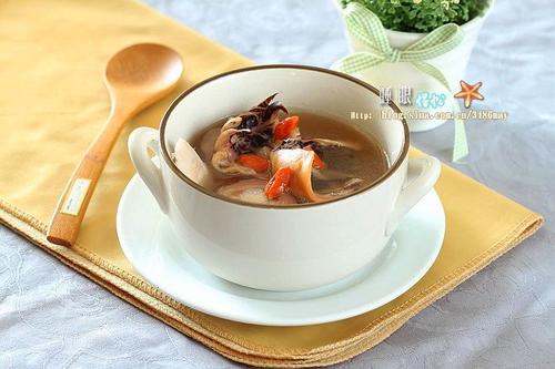 老火墨鱼干猪尾骨汤的做法