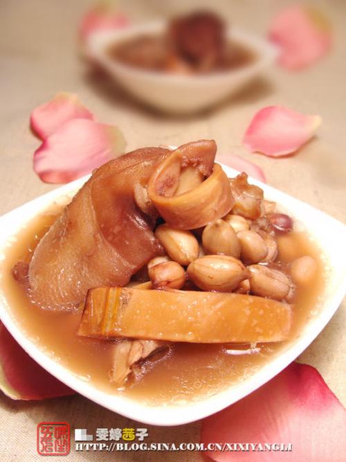 墨鱼花生猪手汤的做法