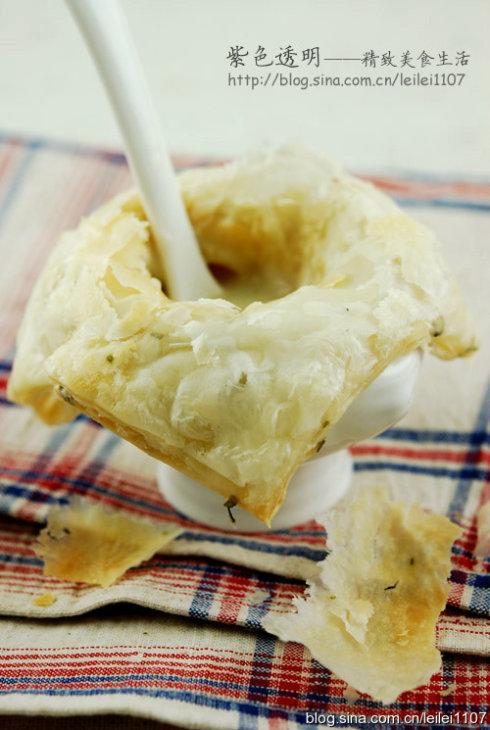 鲜蘑海鲜葱香酥皮汤的做法