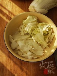 鱿鱼豆腐炖白菜的做法