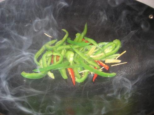 柿子椒爆炒鲜鱿的做法