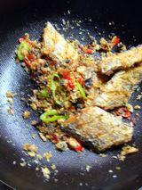 避风塘炒带鱼的做法