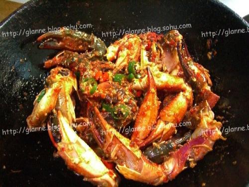 香辣蟹腿配米饭的做法