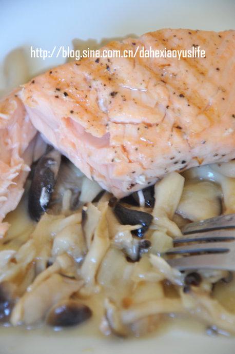 三文鱼配蘑菇酱的做法
