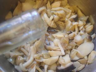 三文鱼配蘑菇酱的做法