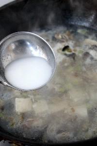 海蛎子豆腐汤的做法