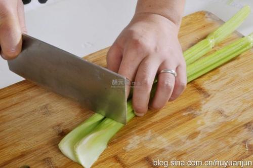 西芹夏果炒澳带的做法