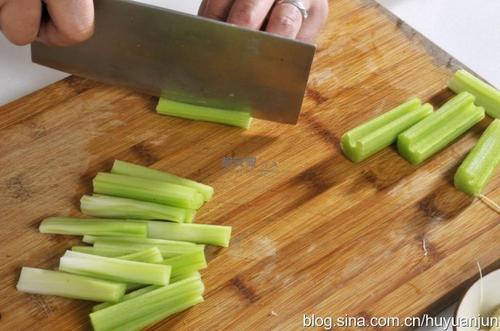 西芹夏果炒澳带的做法