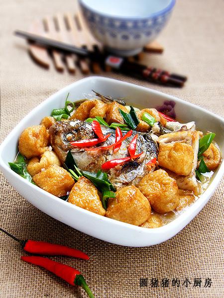 油豆腐煮鱼的做法