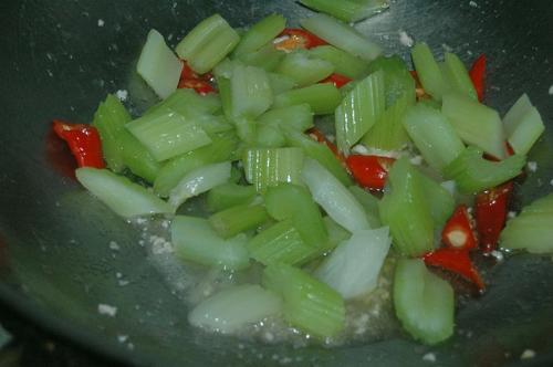 西芹百合虾仁的做法