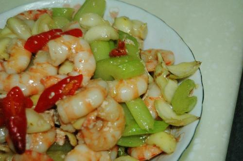 西芹百合虾仁的做法