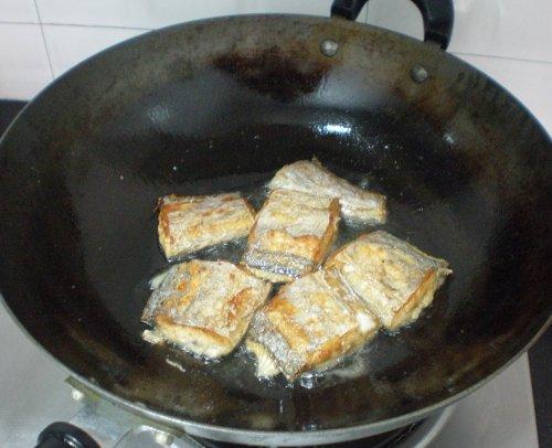 白萝卜烧带鱼的做法