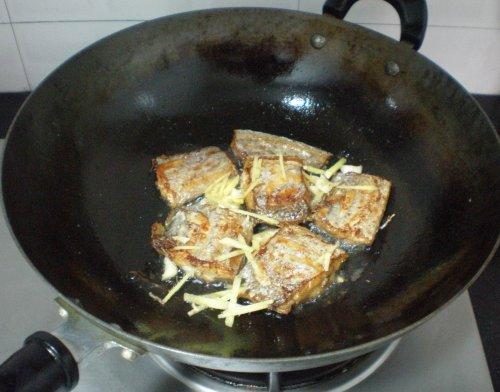 白萝卜烧带鱼的做法