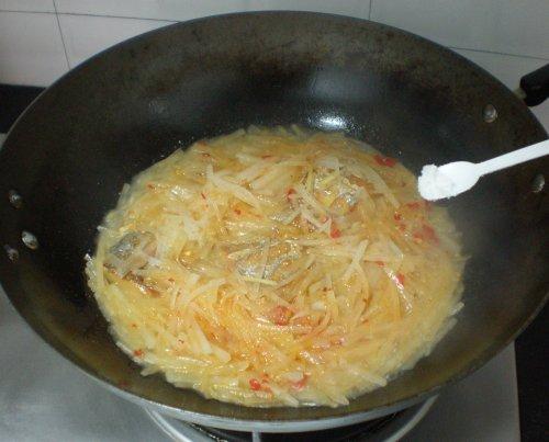 白萝卜烧带鱼的做法