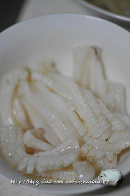 酸菜山椒炒鱿鱼的做法