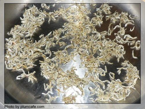 紫苏芝麻银鱼干的做法