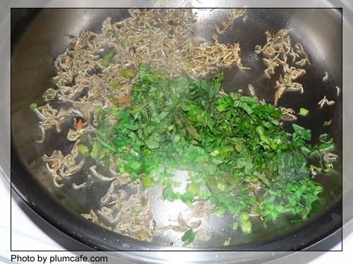 紫苏芝麻银鱼干的做法