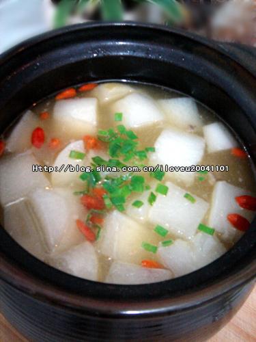 鱿鱼棒骨萝卜汤的做法