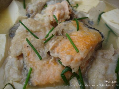 三文鱼头豆腐煲的做法