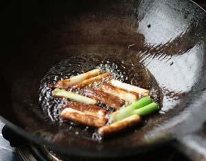 大葱烧海参的做法