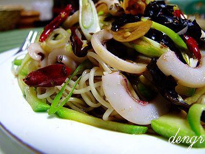 鱿鱼拌面的做法