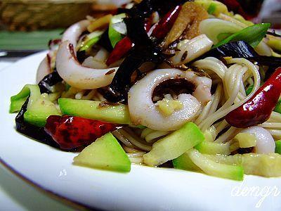 鱿鱼拌面的做法