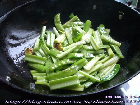 鱿鱼炒芹菜的做法