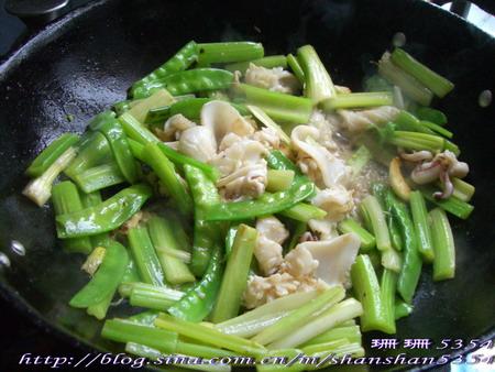 鱿鱼炒芹菜的做法