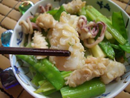 鱿鱼炒芹菜的做法