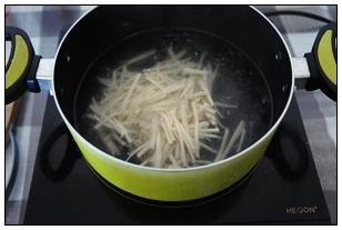 虾皮干丝汤的做法