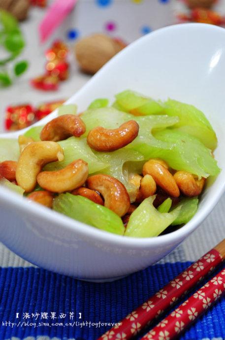混炒腰果西芹的做法