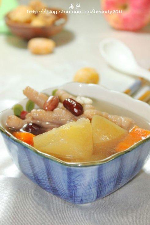 苹果花生芡实鸡爪汤的做法