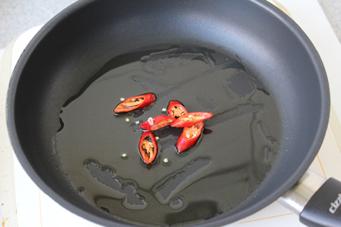 核桃鸡丁的做法