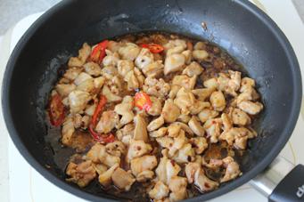 核桃鸡丁的做法