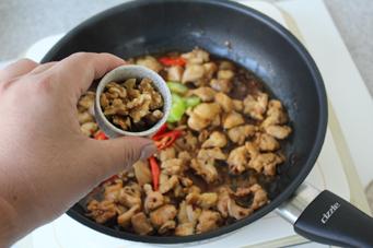 核桃鸡丁的做法