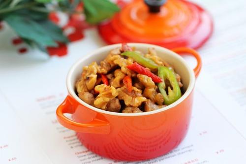 核桃鸡丁的做法