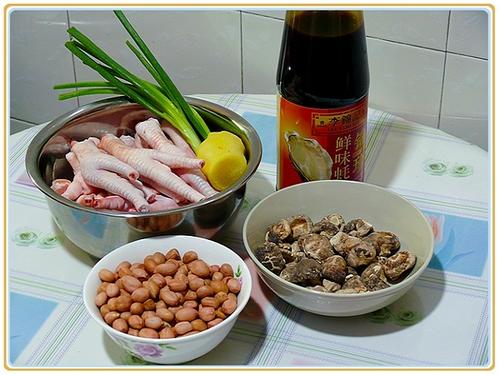 冬菇花生焖鸡脚的做法