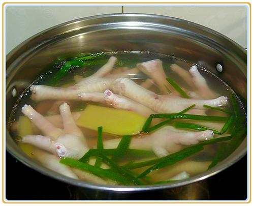 冬菇花生焖鸡脚的做法