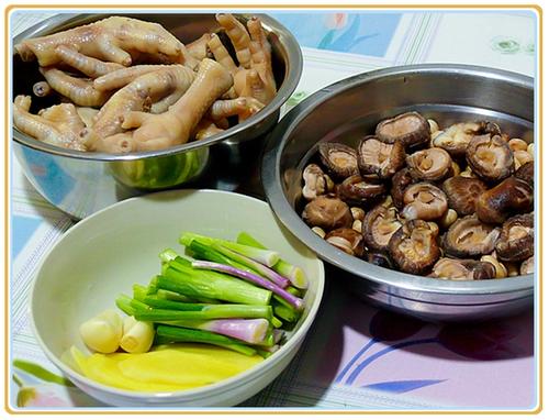 冬菇花生焖鸡脚的做法