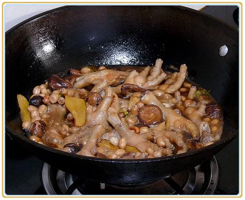 冬菇花生焖鸡脚的做法
