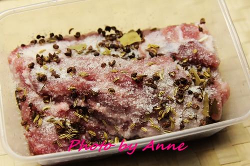 烟薰咸猪肘配牛油香饭的做法