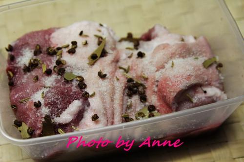 烟薰咸猪肘配牛油香饭的做法