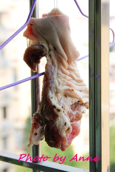 烟薰咸猪肘配牛油香饭的做法