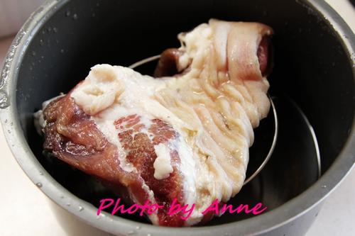 烟薰咸猪肘配牛油香饭的做法